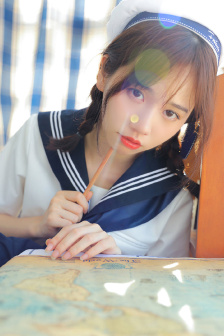 情侣在房间打扑克